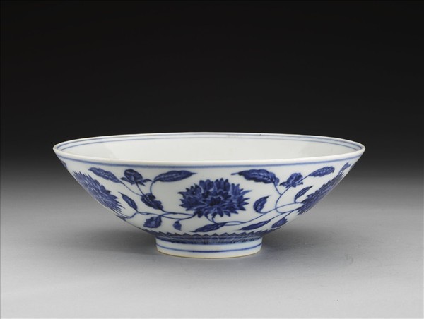 青花纏枝番蓮紋碗