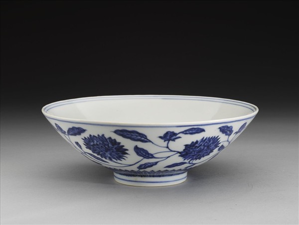 青花纏枝番蓮紋碗