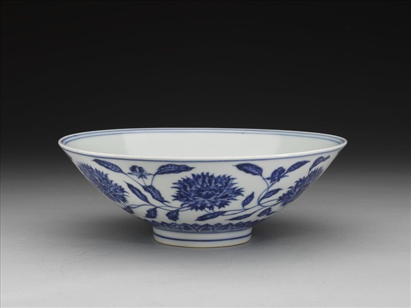青花纏枝番蓮紋碗