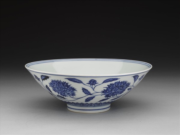青花纏枝番蓮紋碗