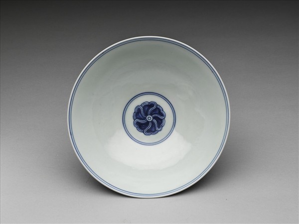 青花纏枝番蓮紋碗