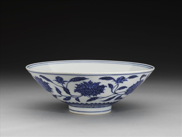 青花纏枝番蓮紋碗