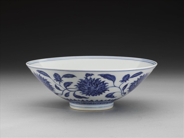 青花纏枝番蓮紋碗