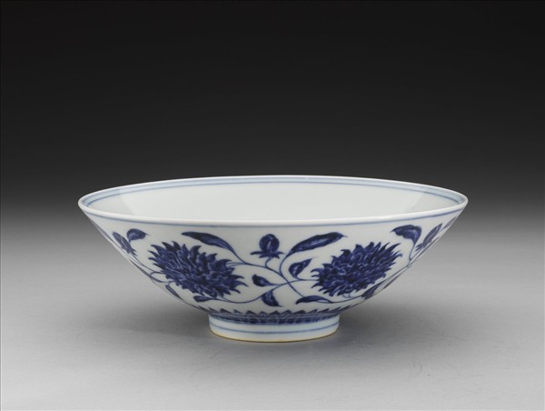 青花纏枝番蓮紋碗