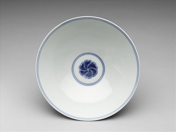青花纏枝番蓮紋碗