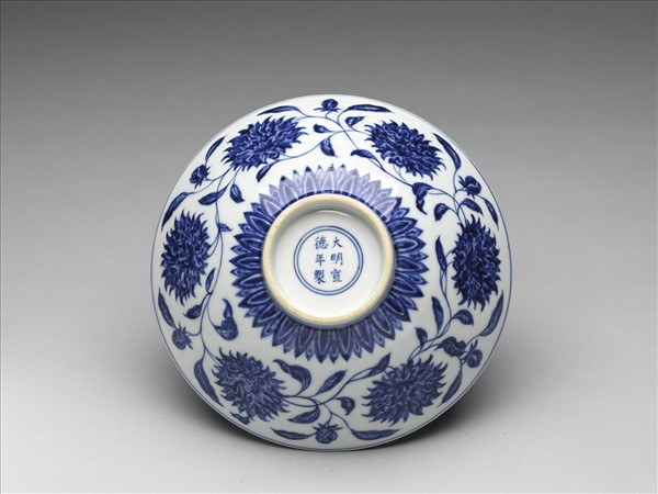 青花纏枝番蓮紋碗