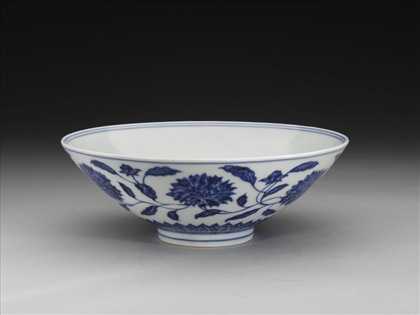 青花纏枝番蓮紋碗
