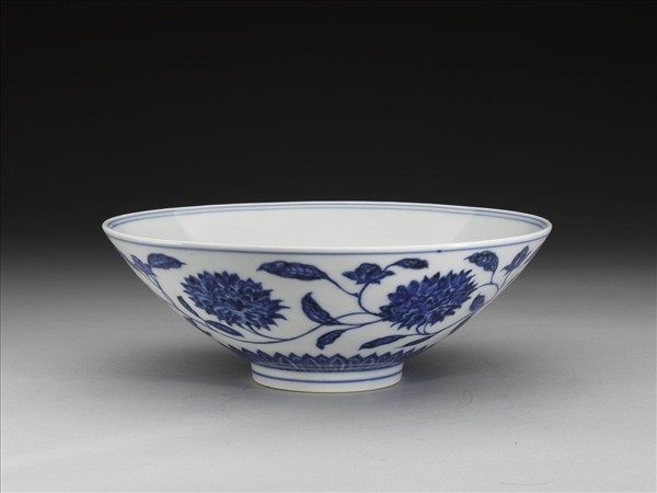 青花纏枝番蓮紋碗