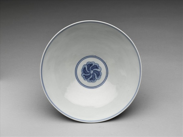 青花纏枝番蓮紋碗