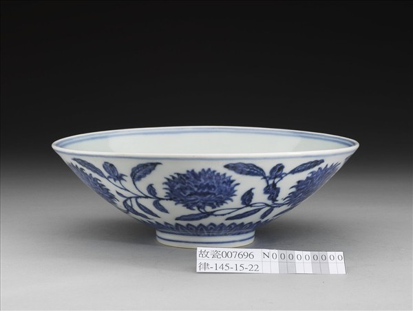 青花纏枝番蓮紋碗