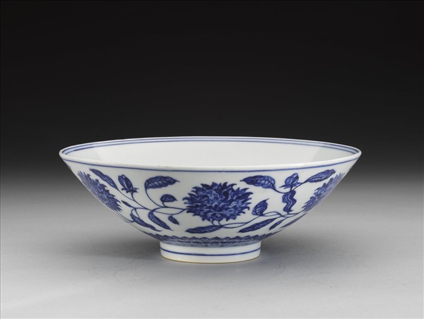 青花纏枝番蓮紋碗