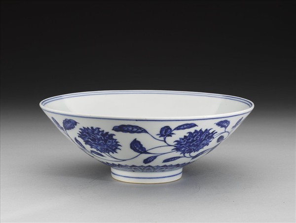青花纏枝番蓮紋碗