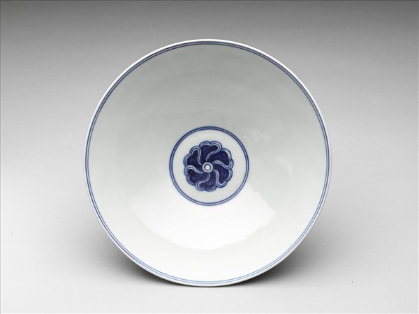 青花纏枝番蓮紋碗
