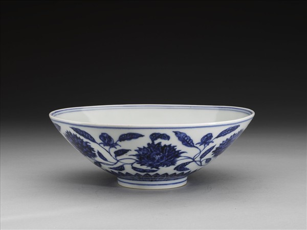 青花纏枝番蓮紋碗