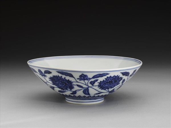 青花纏枝番蓮紋碗
