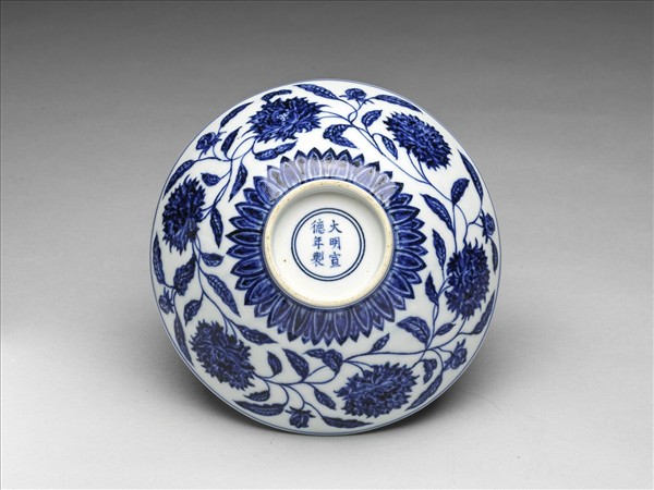 青花纏枝番蓮紋碗