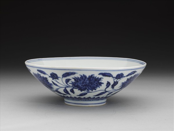 青花纏枝番蓮紋碗