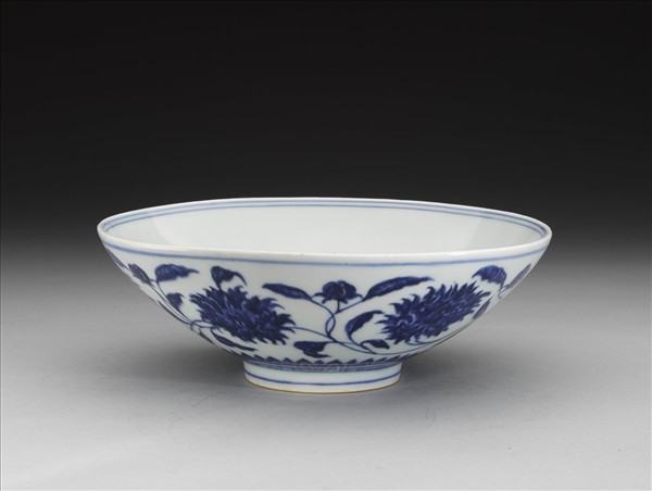 青花纏枝番蓮紋碗