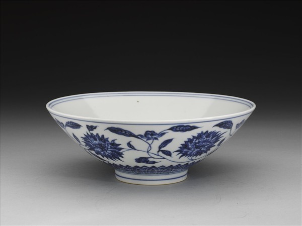 青花纏枝番蓮紋碗