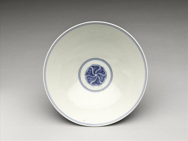 青花纏枝番蓮紋碗