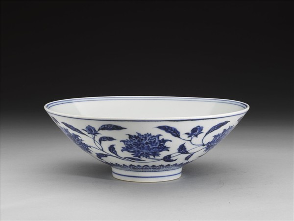 青花纏枝番蓮紋碗