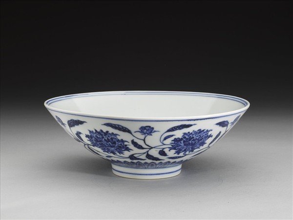 青花纏枝番蓮紋碗