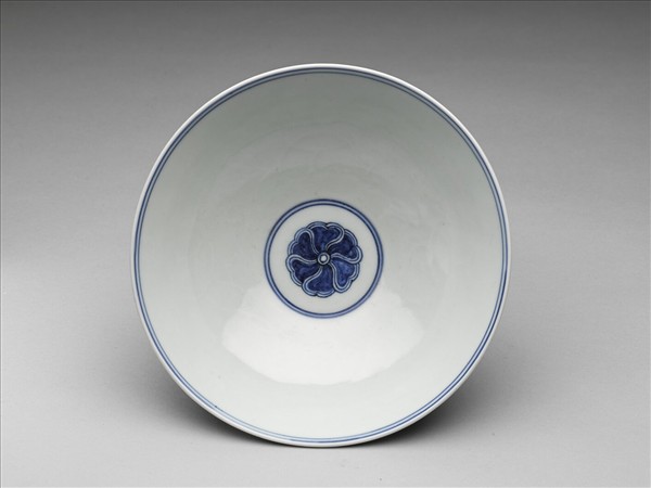 青花纏枝番蓮紋碗