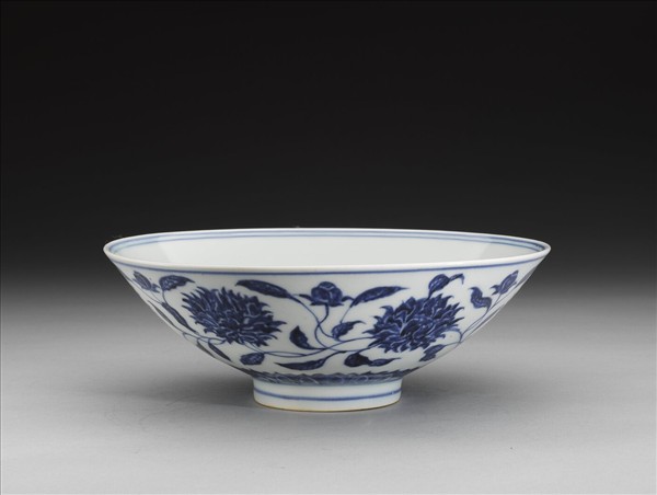青花纏枝番蓮紋碗