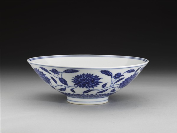 青花纏枝番蓮紋碗