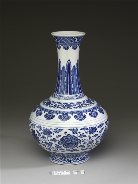 青花纏枝花卉紋瓶