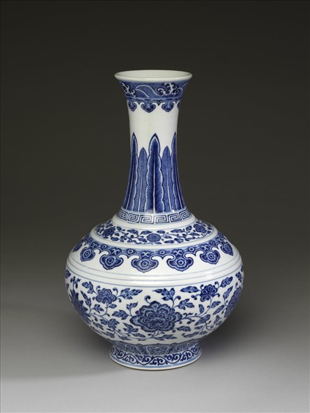 青花纏枝花卉紋瓶