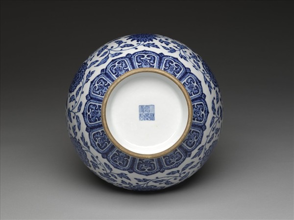 青花纏枝花卉紋瓶