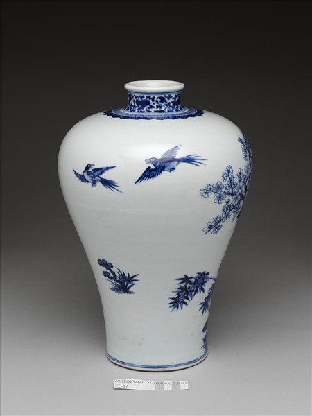 青花梅鵲紋梅瓶