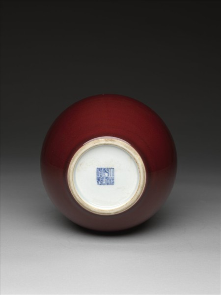霽紅釉天球瓶