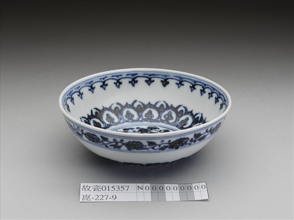 青花蓮瓣花卉紋碗