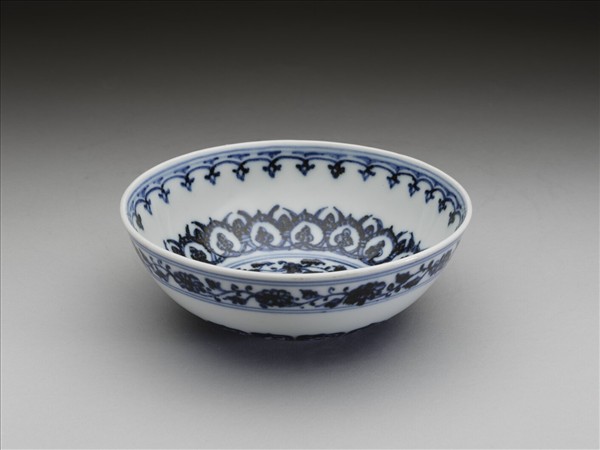 青花蓮瓣花卉紋碗