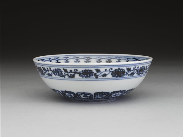 青花蓮瓣花卉紋碗