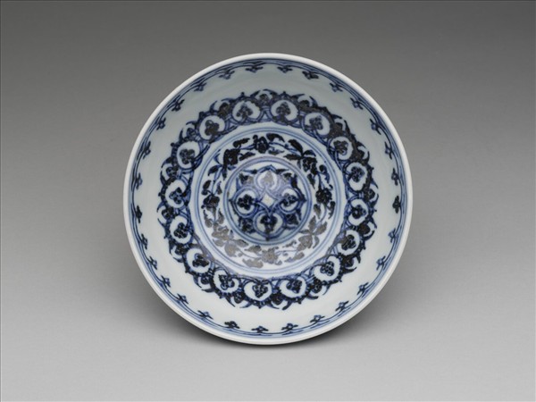 青花蓮瓣花卉紋碗