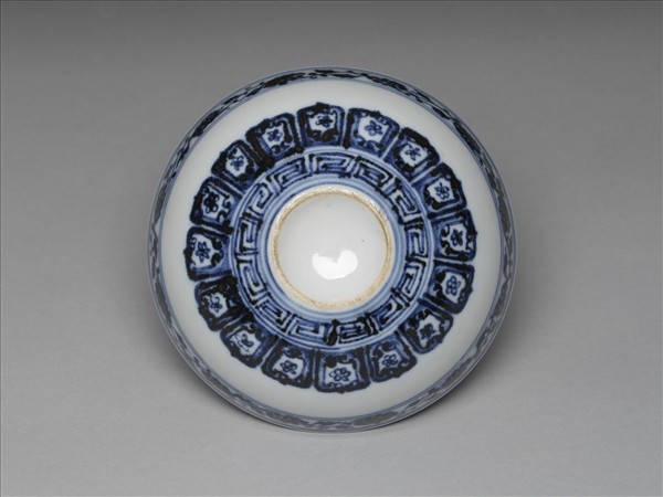 青花蓮瓣花卉紋碗