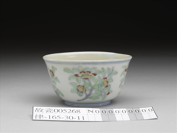 鬥彩四季花卉紋杯