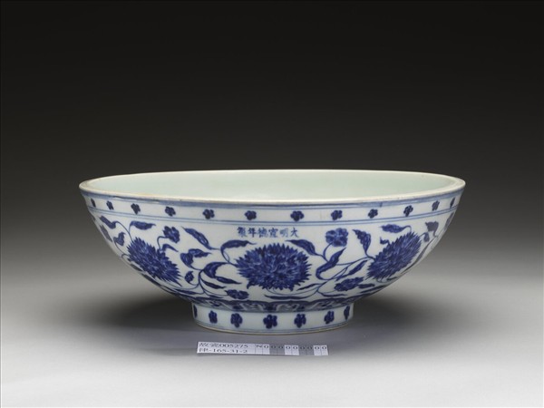 青花番蓮紋碗