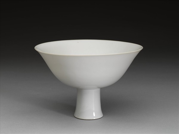 白瓷暗花龍紋高足碗