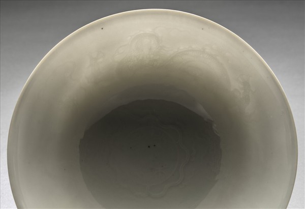 白瓷暗花龍紋高足碗