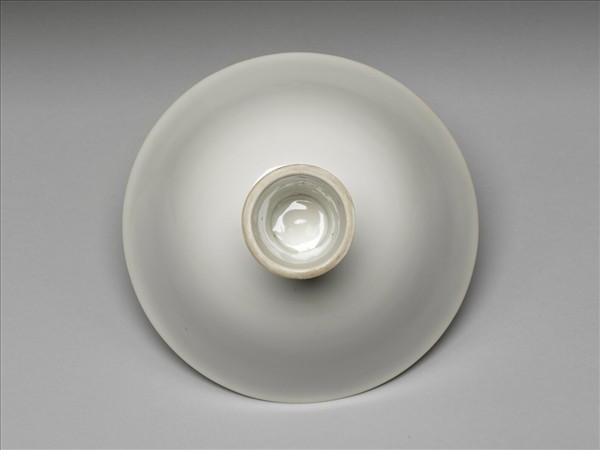 白瓷暗花龍紋高足碗