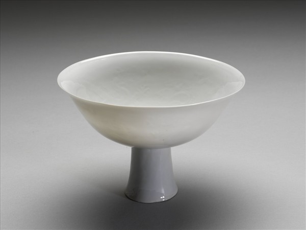 白瓷暗花龍紋高足碗