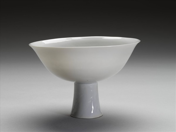 白瓷暗花龍紋高足碗