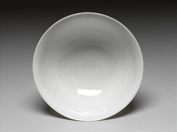 白瓷暗花龍紋高足碗