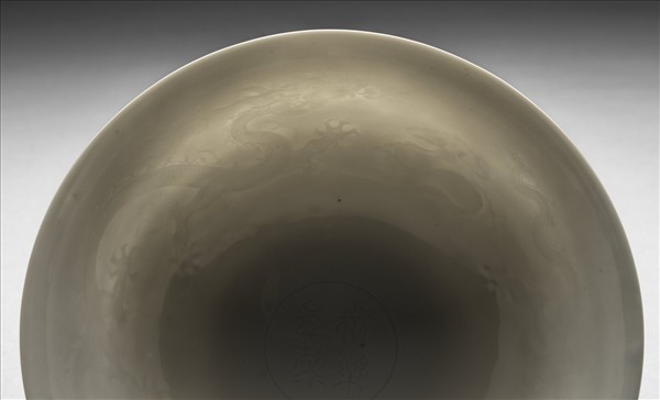 白瓷暗花龍紋高足碗