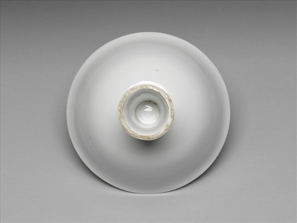 白瓷暗花龍紋高足碗