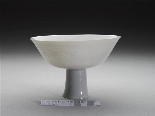 白瓷暗花番蓮紋高足碗